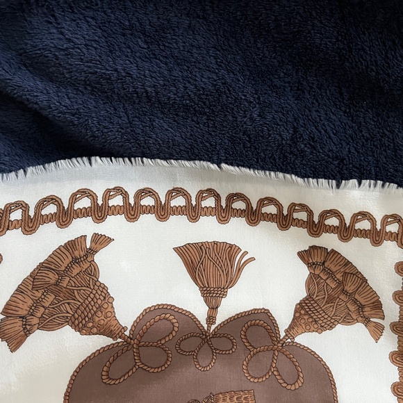 Scarf - Picture 4 of 9